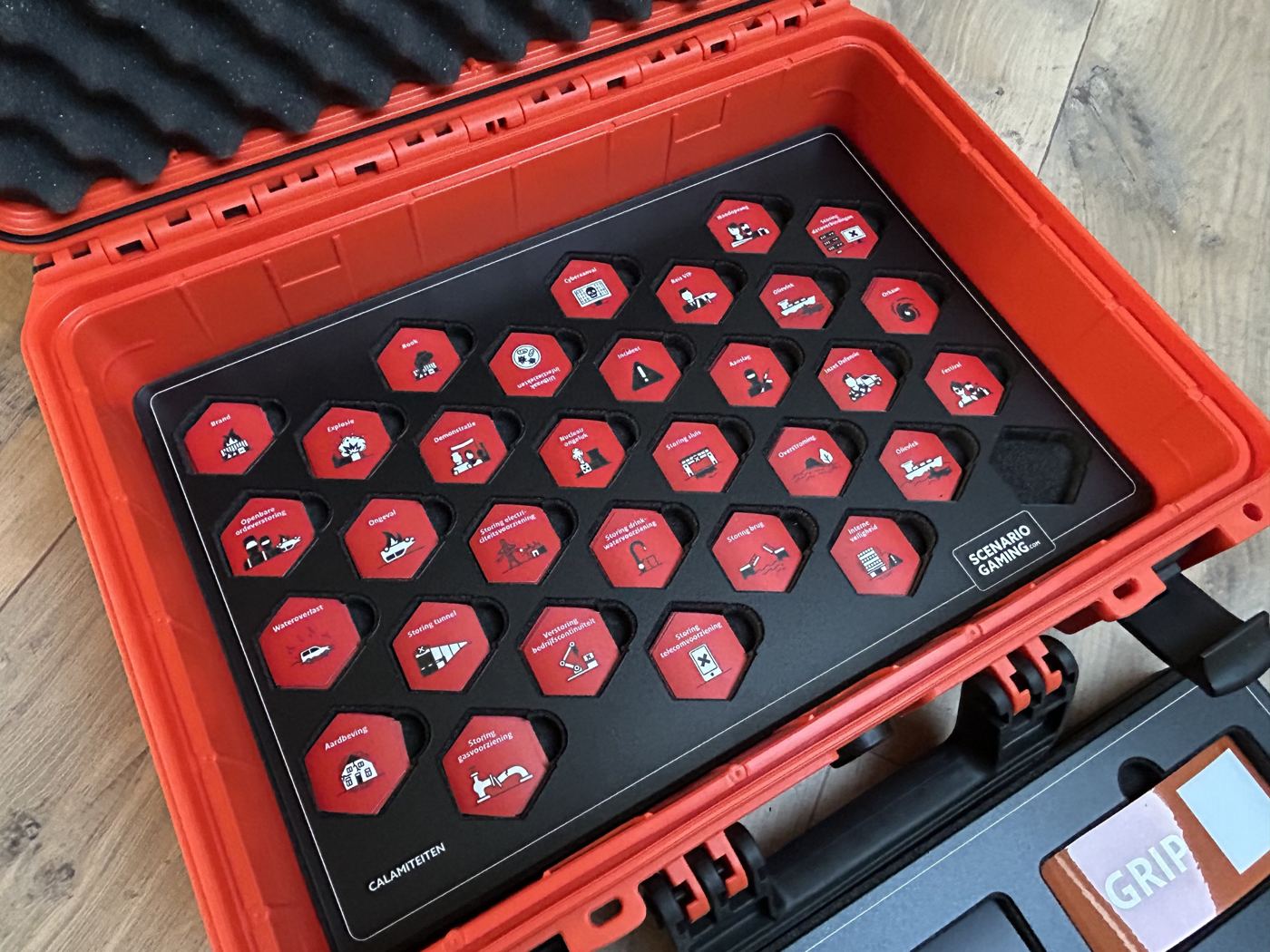 Inlay met rode zeshoekige magneten voor calamiteiten
