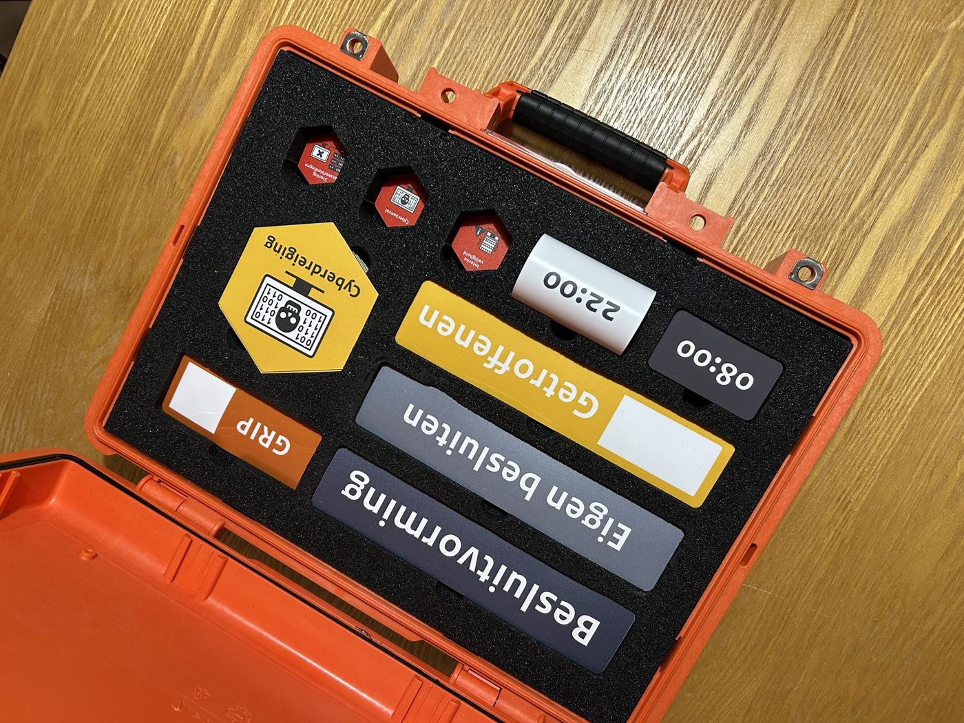 Oranje koffer met inlay vol BOB-elementen