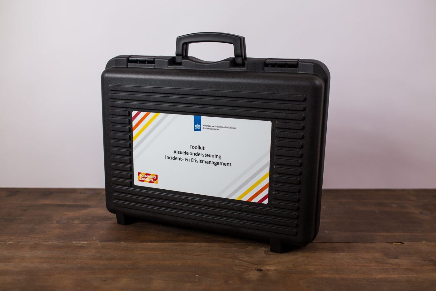 Gesloten zwarte koffer met label
