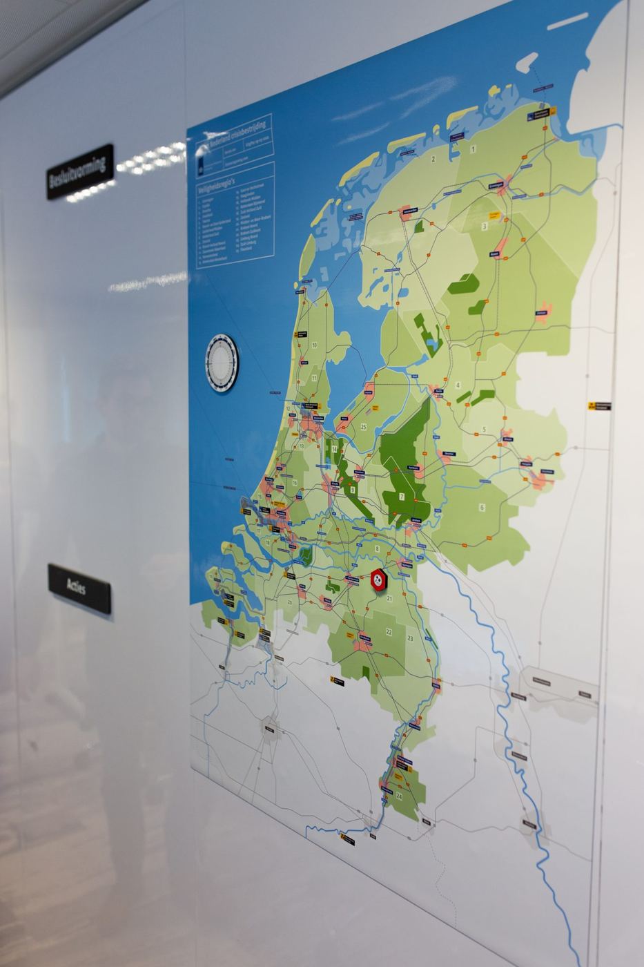 Magnetische kaart van Nederland op de wand van een crisisruimte