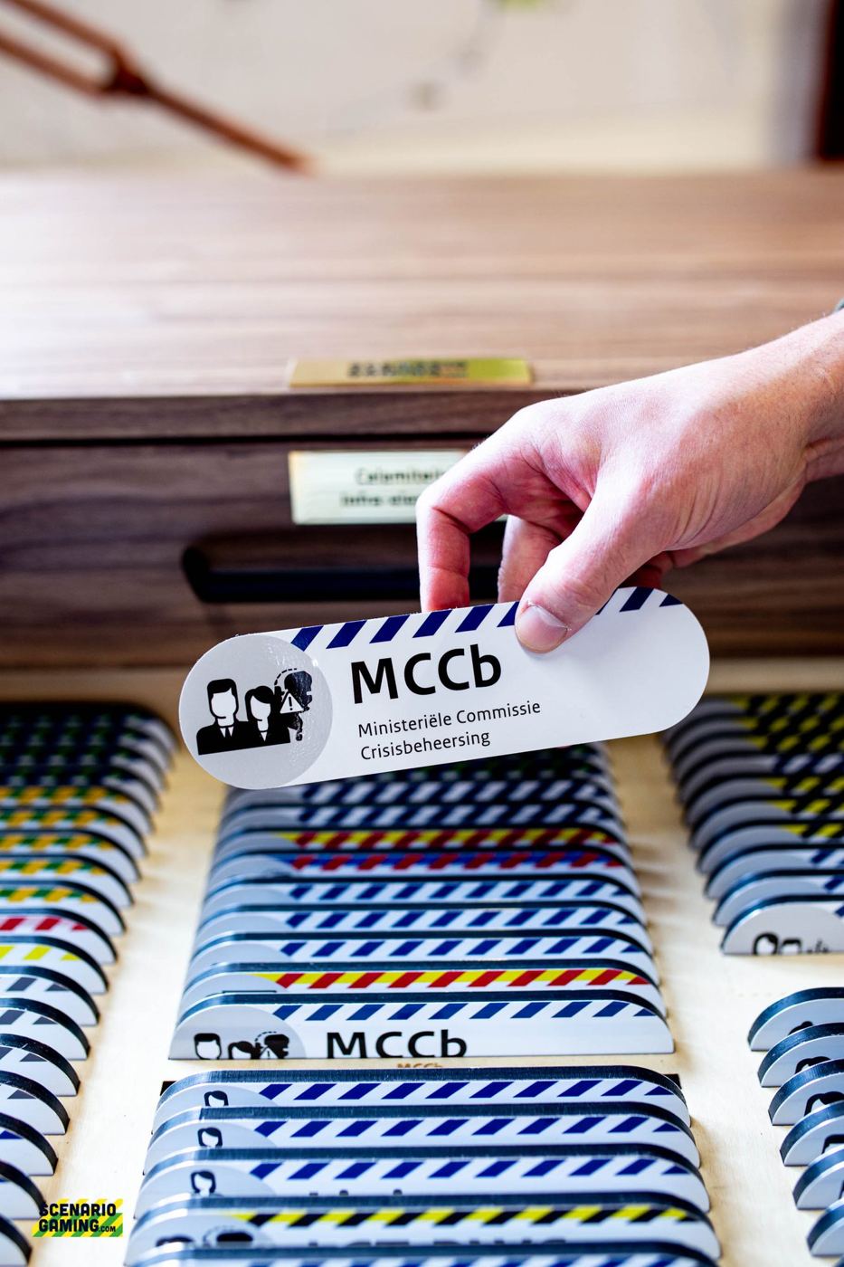 Magneet met de naam MCCb boven een volle lade