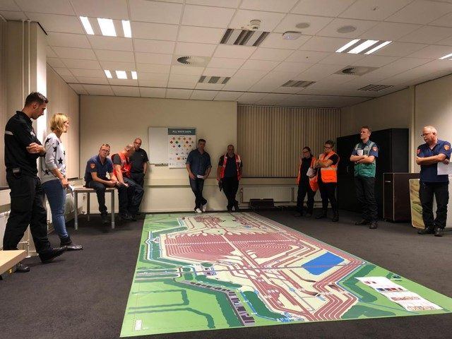 Een tabletop-oefening op de maquette van rangeerterrein Kijfhoek: het team staat samen rond hetzelfde speelveld.