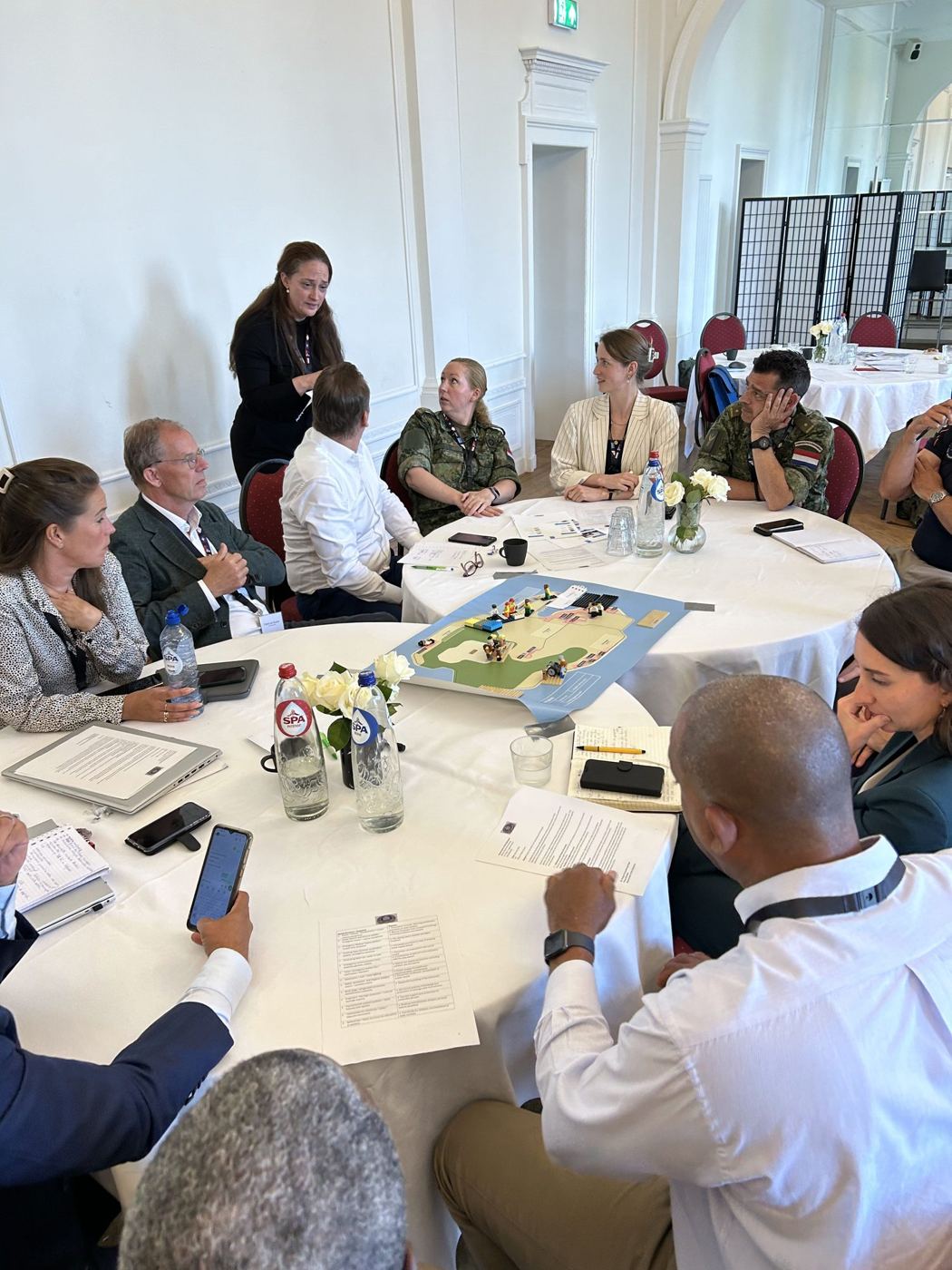 Teams aan tafel tijdens de oefening