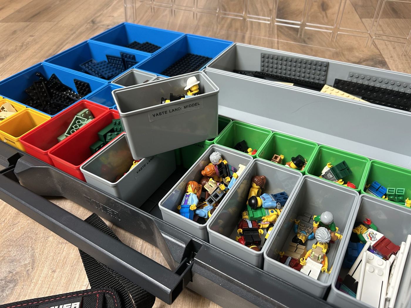 Opbergsysteem met bakjes vol legofiguren