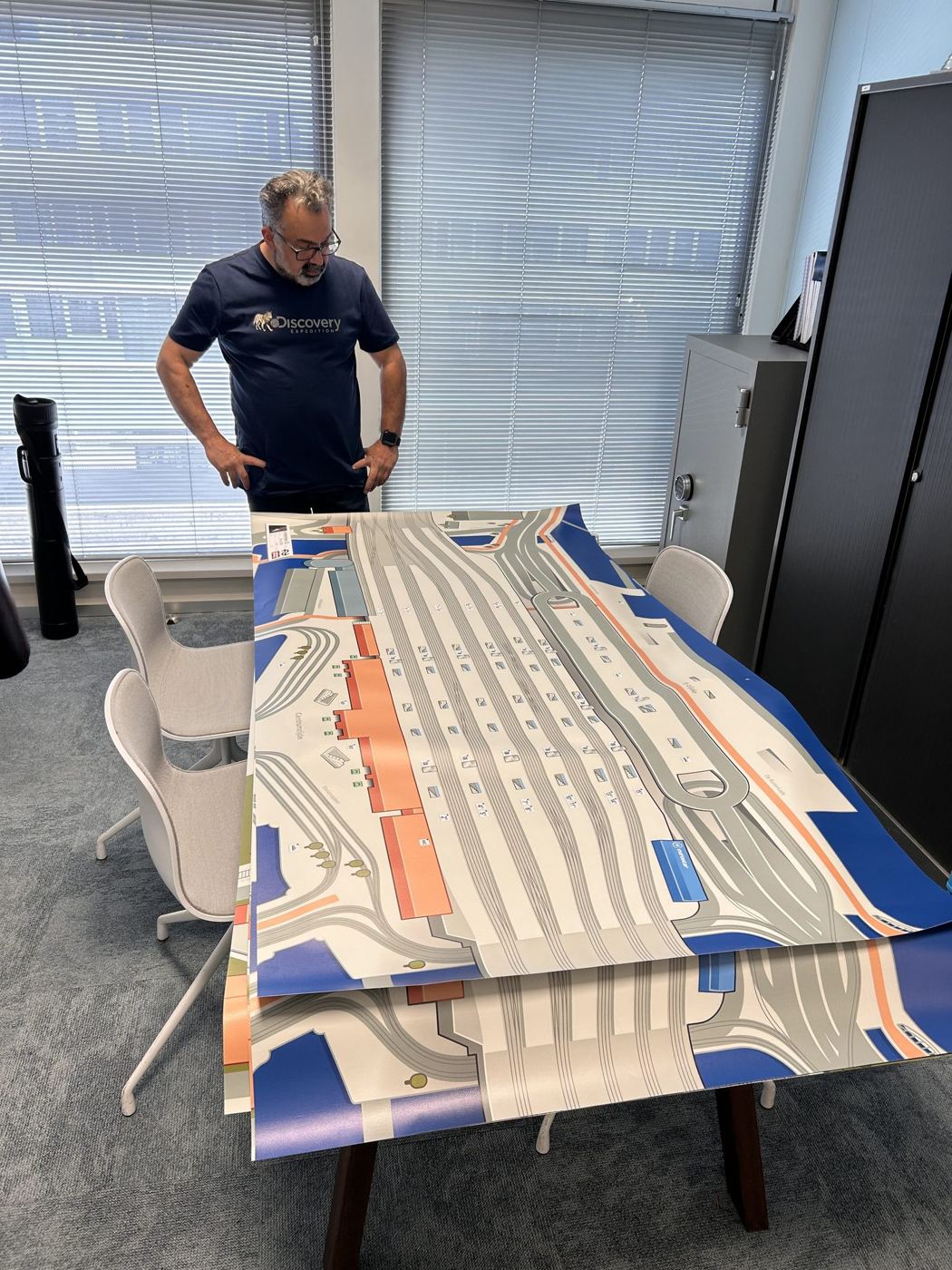 Het spelbord van Utrecht Centraal uitgerold op een tafel