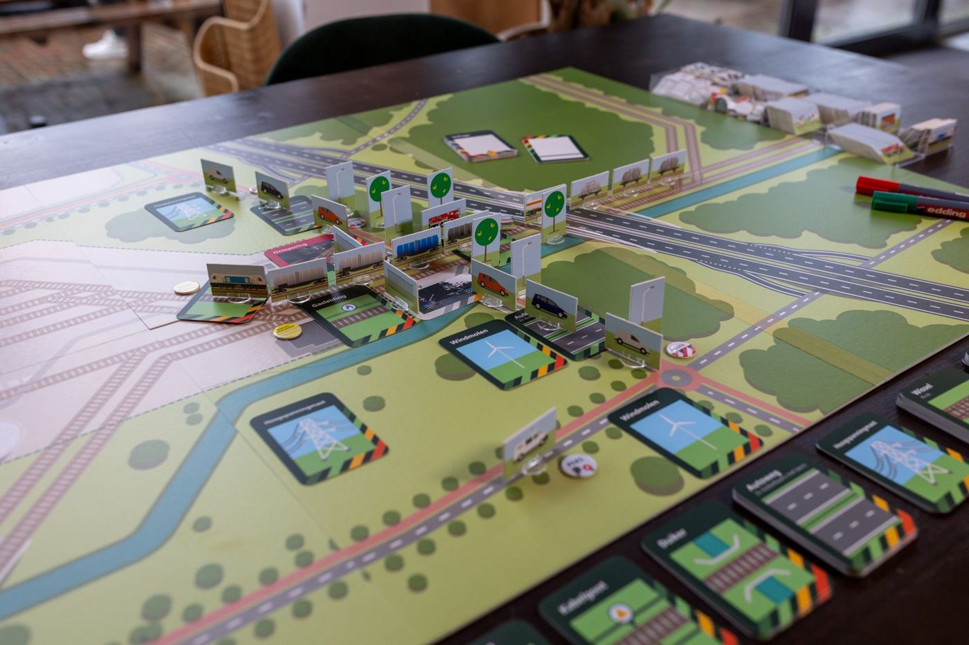 Spelondergrond met spoor, weg en overweg, met voertuigen en figuurtjes