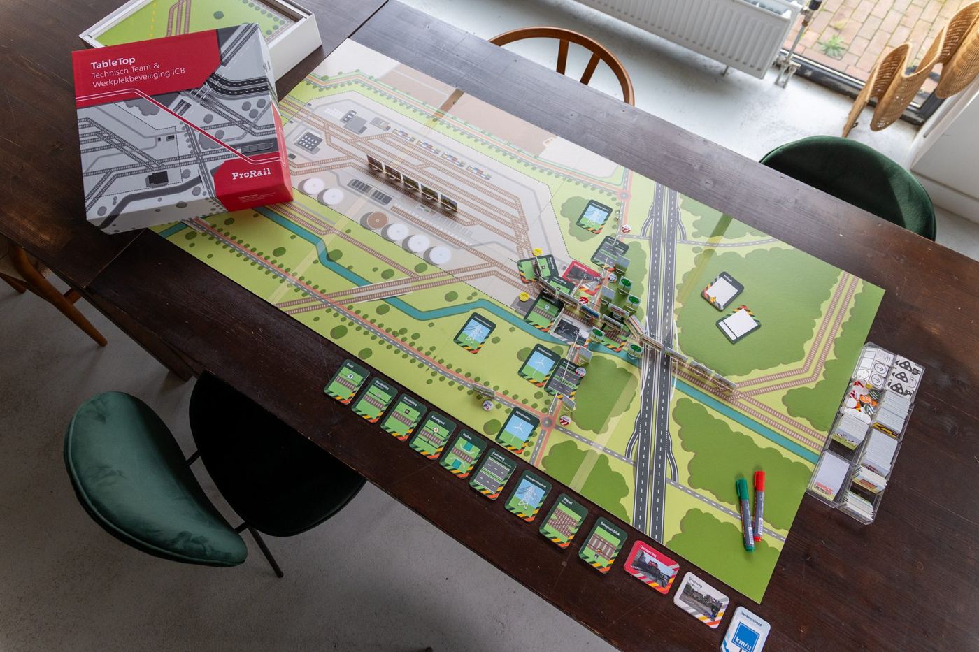 De set op tafel met de doos en de kaarten ernaast
