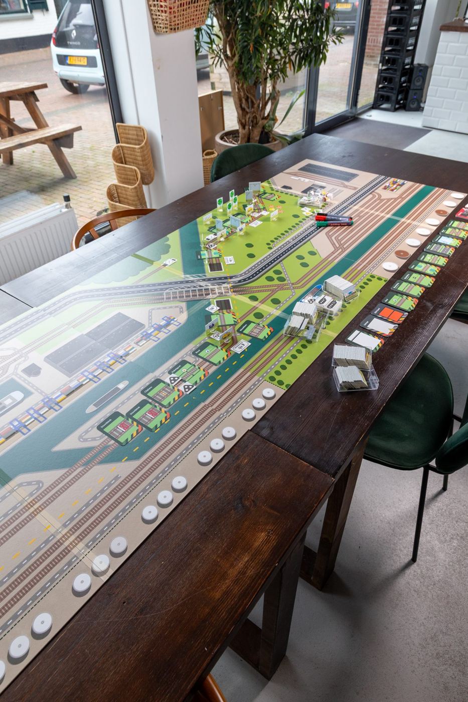 Smalle kant van de ondergrond met een lang stuk spoor