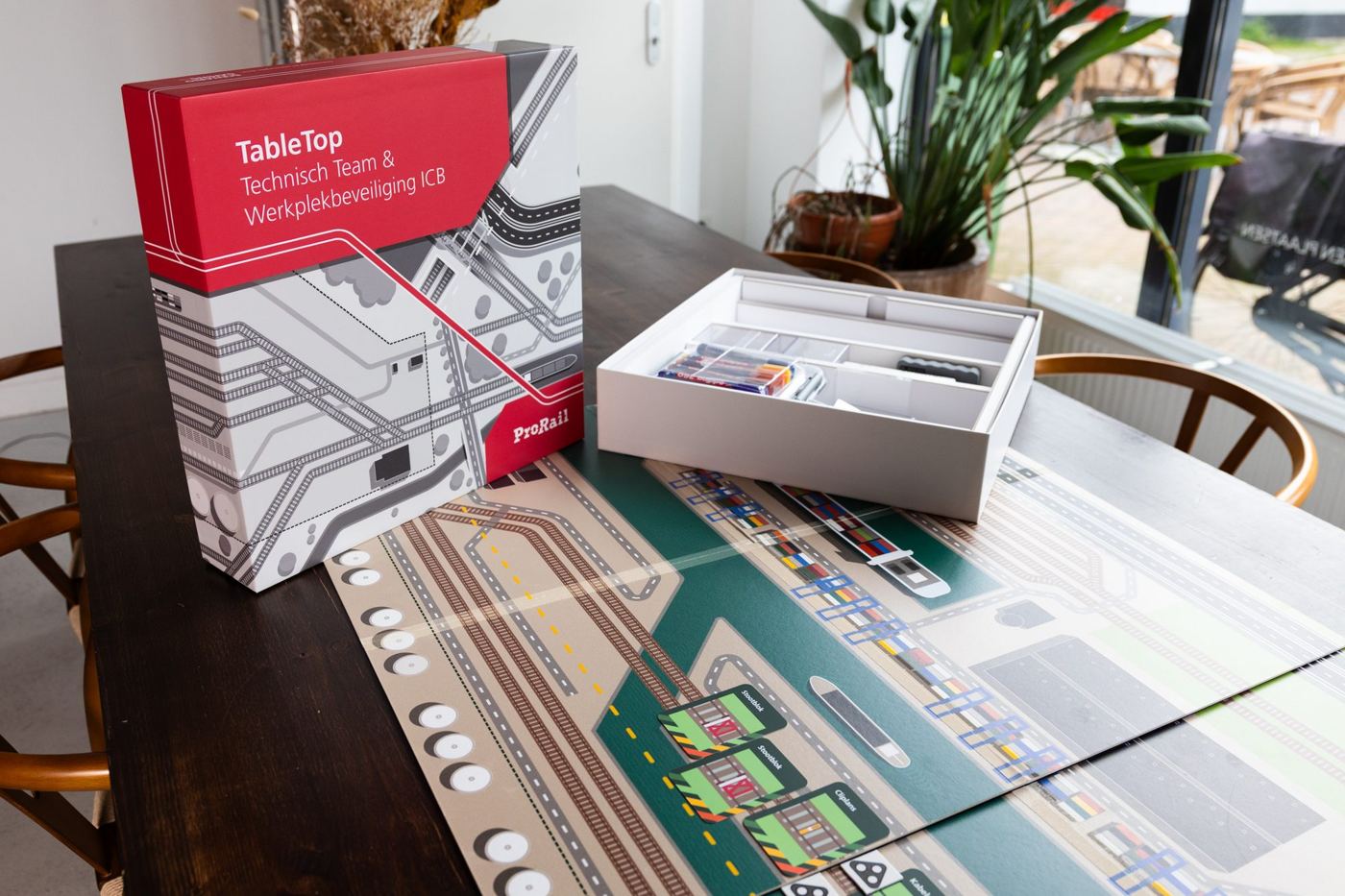Doos van de tabletop naast de uitgerolde spelondergrond