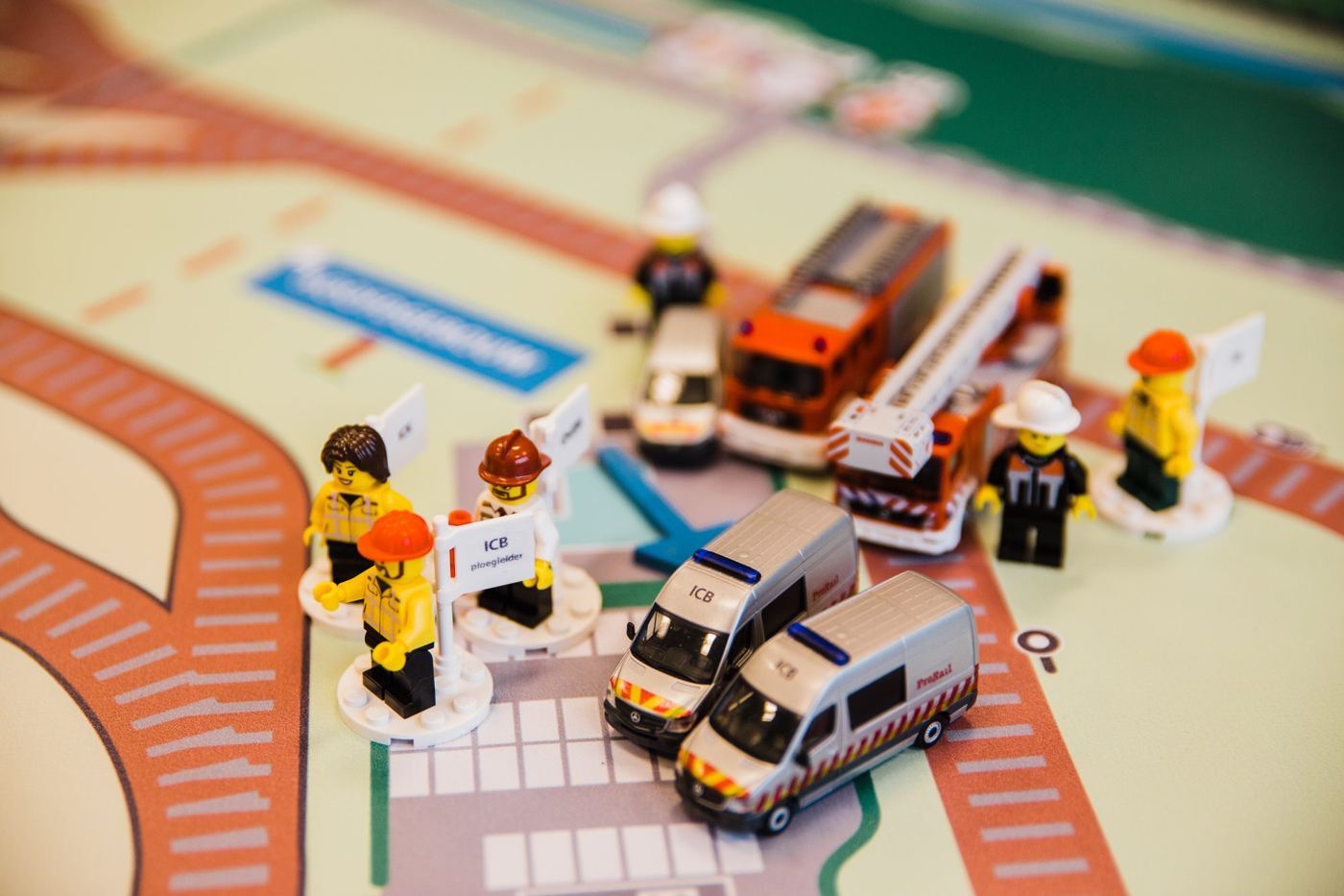 Brandweerwagens, busjes van ProRail en legofiguren op de kaart van Kijfhoek