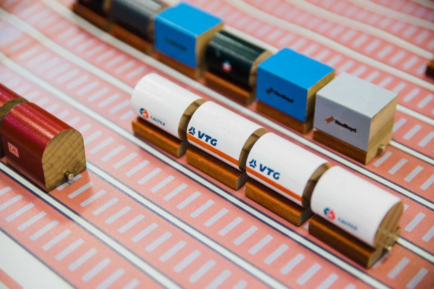 Tankwagons en containers op het rangeerterrein