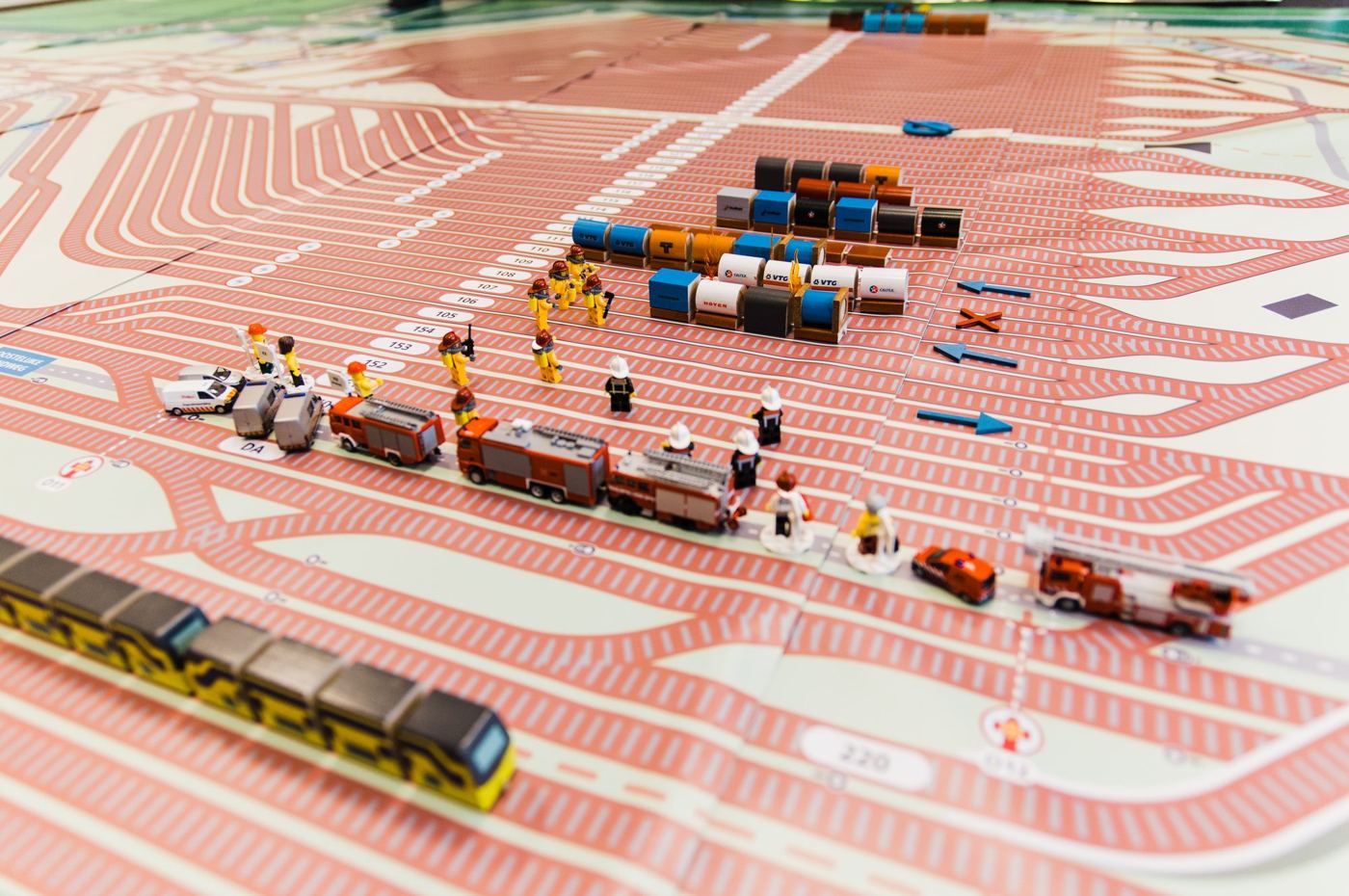 Groot speelveld van rangeerterrein Kijfhoek met rijen wagons, treinen en hulpdiensten