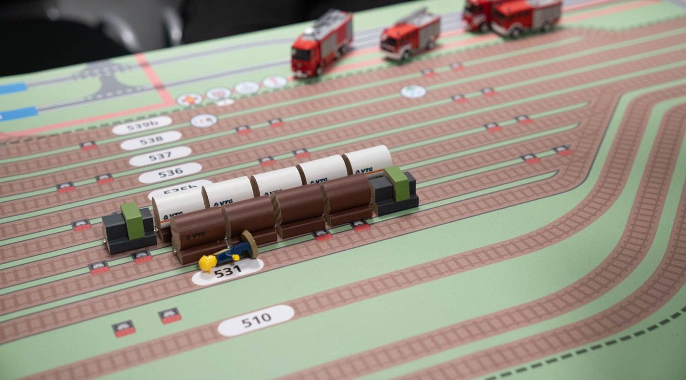 Tankwagons en brandweerwagens op het emplacement