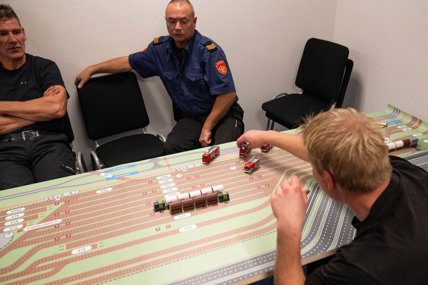 Een deelnemer verplaatst een trein op het spelbord van emplacement Botlek