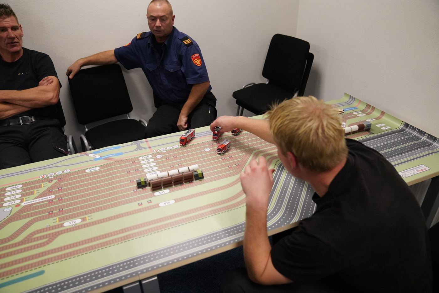 Deelnemers overleggen aan het spelbord