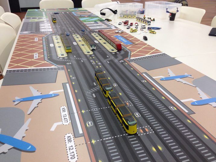 Tabletop van de Schiphol-tunnel met treinen, een vliegtuig en figuurtjes