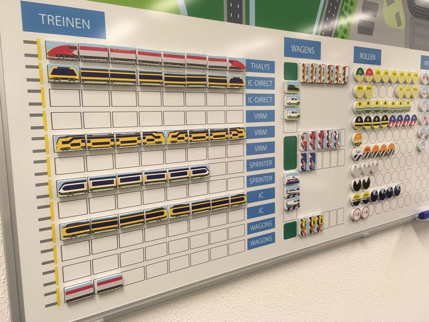 Whiteboard met kolommen voor treinen, voertuigen en rollen