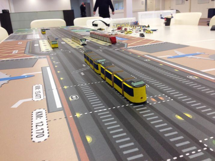 Close-up van een gele trein op de tabletop van de tunnel