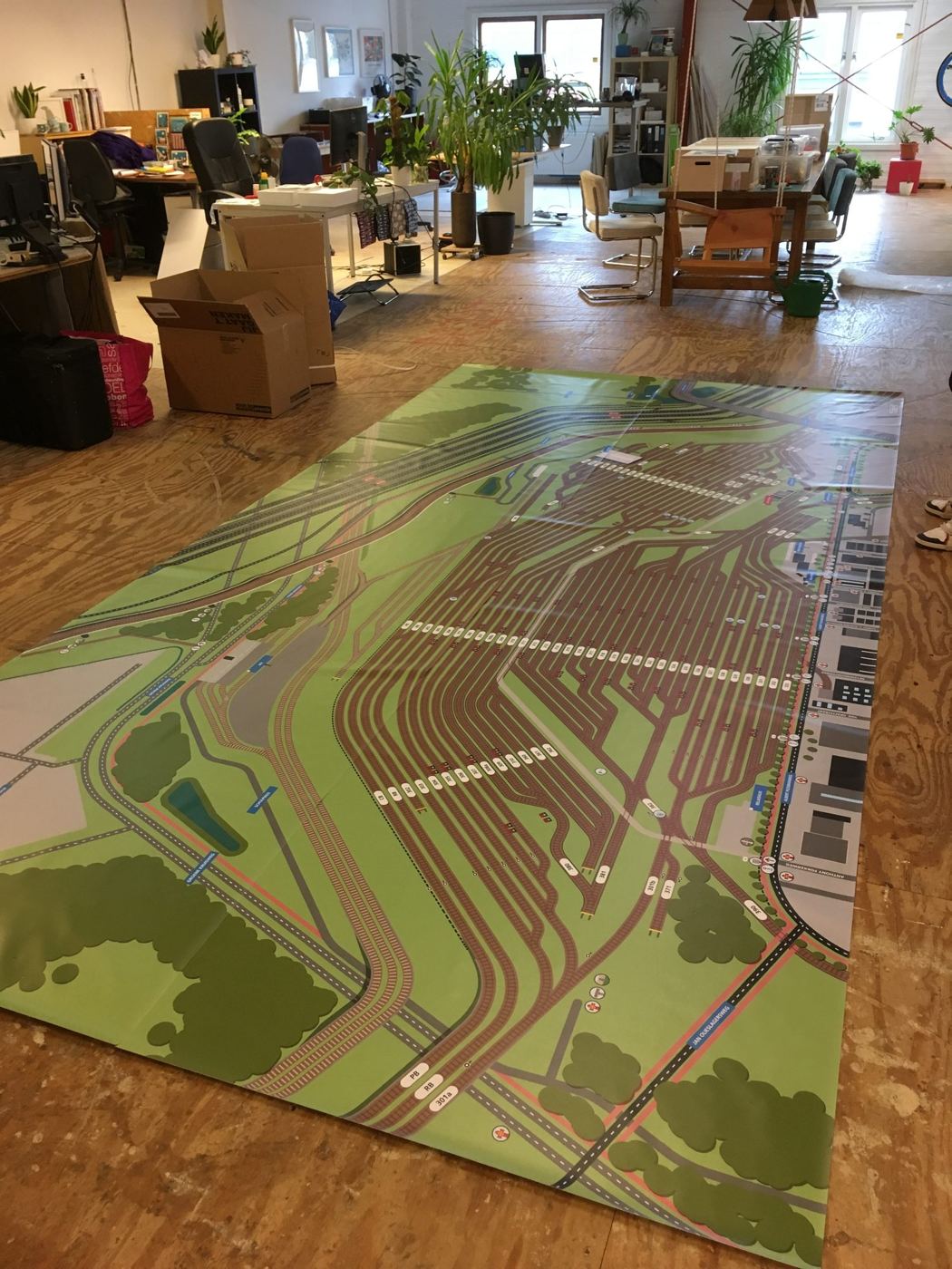 Kaart van een havenemplacement uitgerold op de vloer