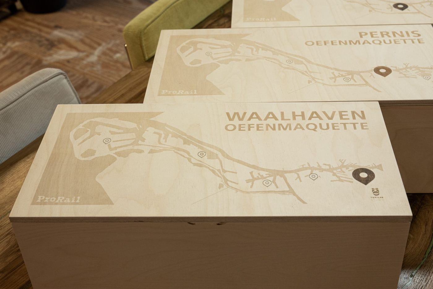 Twee houten kisten met de namen van de emplacementen