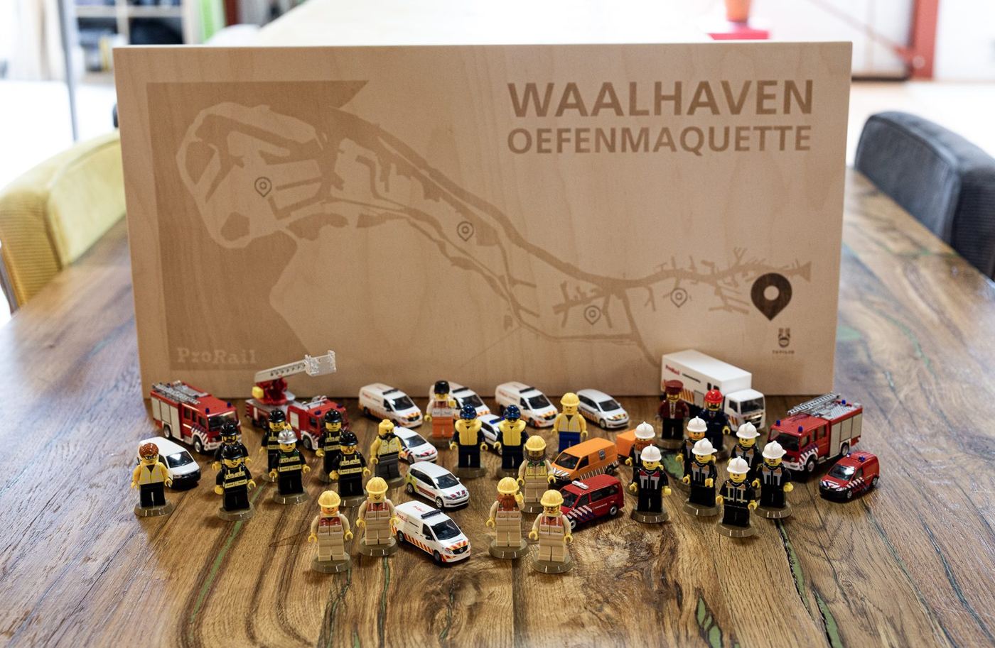 Houten kist Waalhaven oefenmaquette met voertuigen en figuurtjes ervoor